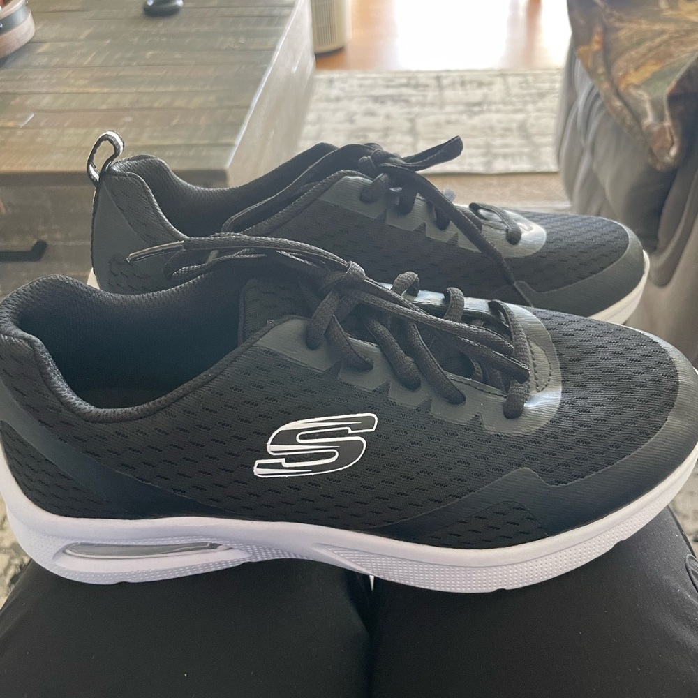 Size 6 mens Skechers
